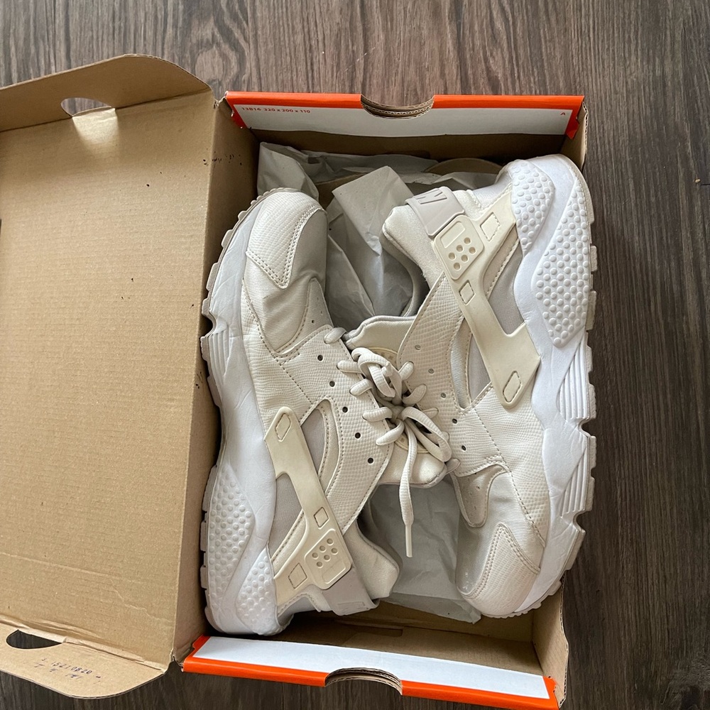 Beige Air Nike Huarache’s